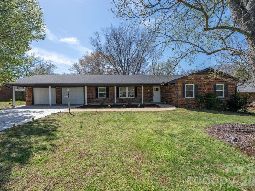 715 Sunridge Drive, Lincolnton, NC 28092.  MLS# CAR4357700, YatesRealty ID 13210. 