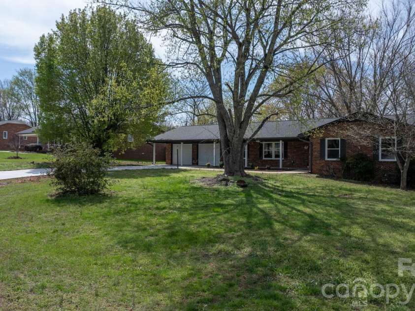 715 Sunridge Drive, Lincolnton, NC 28092.  MLS# CAR4357700, YatesRealty ID 13210. 
