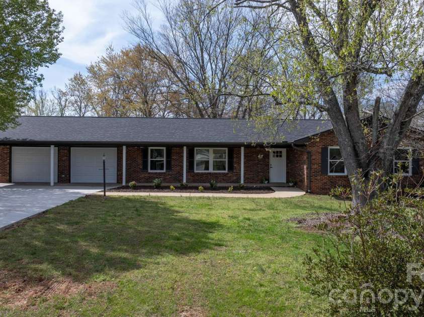 715 Sunridge Drive, Lincolnton, NC 28092.  MLS# CAR4357700, YatesRealty ID 13210. 
