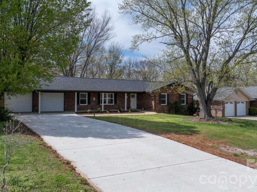715 Sunridge Drive, Lincolnton, NC 28092.  MLS# CAR4357700, YatesRealty ID 13210. 
