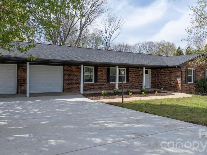 715 Sunridge Drive, Lincolnton, NC 28092.  MLS# CAR4357700, YatesRealty ID 13210. 
