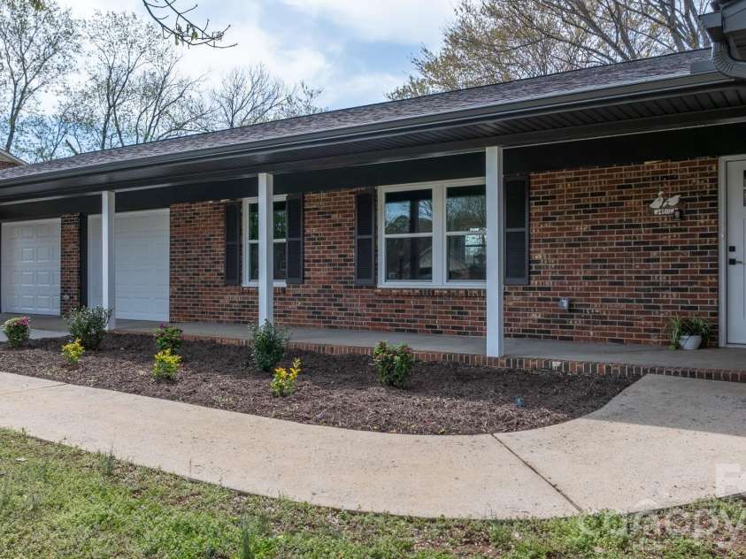 715 Sunridge Drive, Lincolnton, NC 28092.  MLS# CAR4357700, YatesRealty ID 13210. 