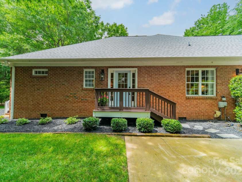 4033 Weddington Manor Court, Matthews, NC 28104.  MLS# CAR4252103, YatesRealty ID 13212. 