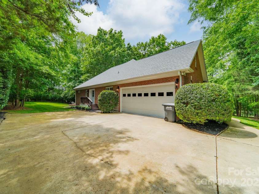 4033 Weddington Manor Court, Matthews, NC 28104.  MLS# CAR4252103, YatesRealty ID 13212. 