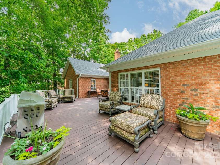 4033 Weddington Manor Court, Matthews, NC 28104.  MLS# CAR4252103, YatesRealty ID 13212. 