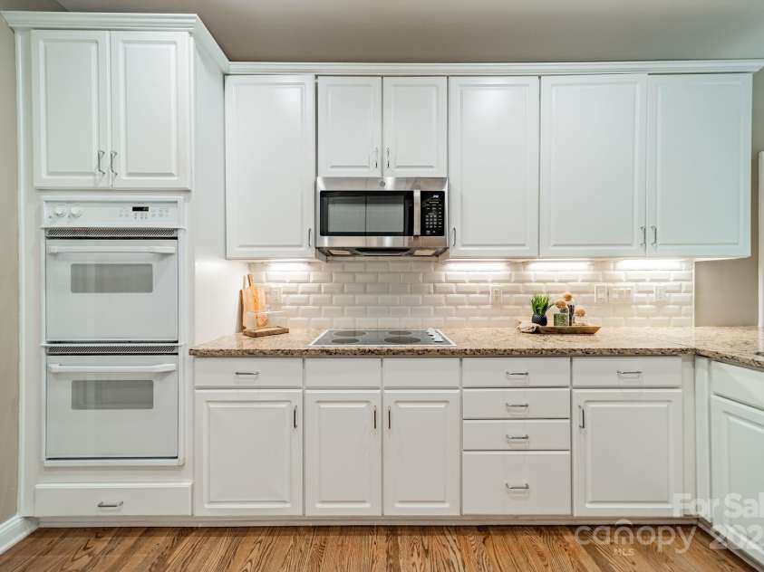 4033 Weddington Manor Court, Matthews, NC 28104.  MLS# CAR4252103, YatesRealty ID 13212. 