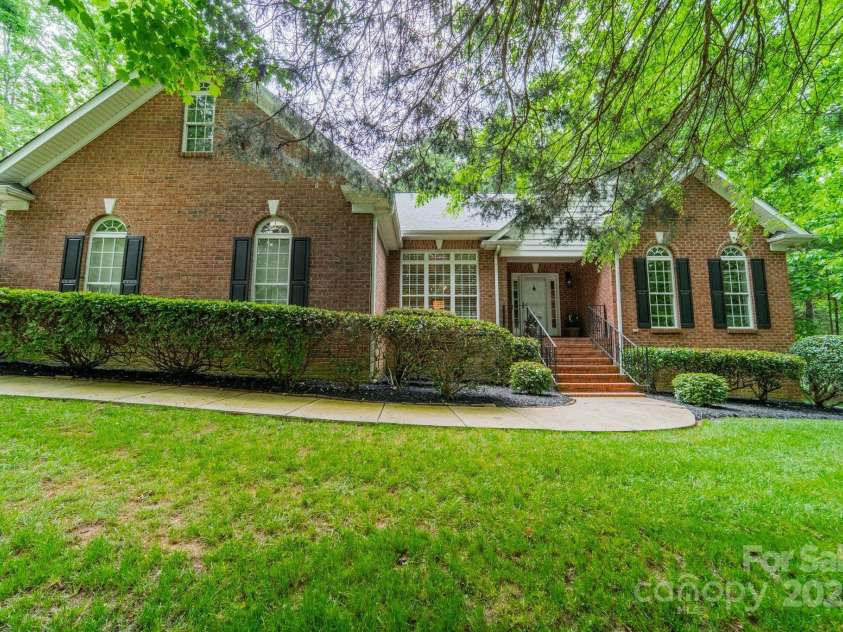 4033 Weddington Manor Court, Matthews, NC 28104.  MLS# CAR4252103, YatesRealty ID 13212. 
