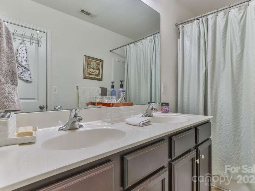 137 Mossy Pond Road, Statesville, NC 28677.  MLS# CAR4231435, YatesRealty ID 13214. 