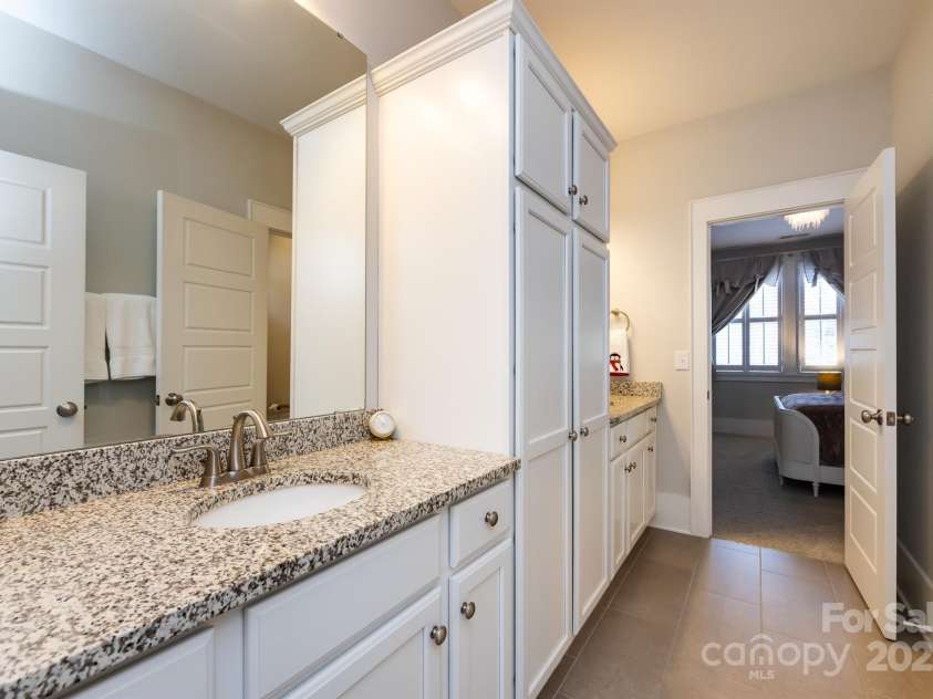1550 Matthew McClure Circle, Davidson, NC 28036.  MLS# CAR4244106, YatesRealty ID 13218. Jack and Jill bathroom with two separate vanity areas and lots of storage