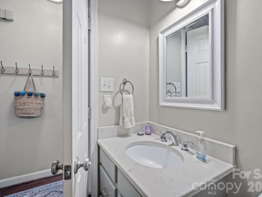 5943 Quail Hollow Road, Charlotte, NC 28210.  MLS# CAR4353357, YatesRealty ID 13219. 