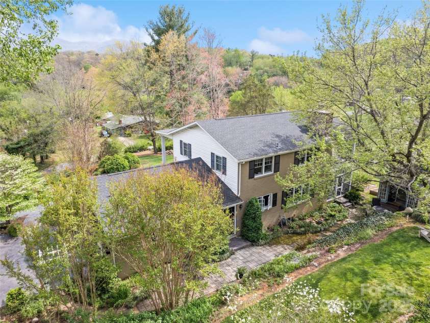 60 Club Knoll Avenue, Waynesville, NC 28786.  MLS# CAR4250873, YatesRealty ID 13222. 