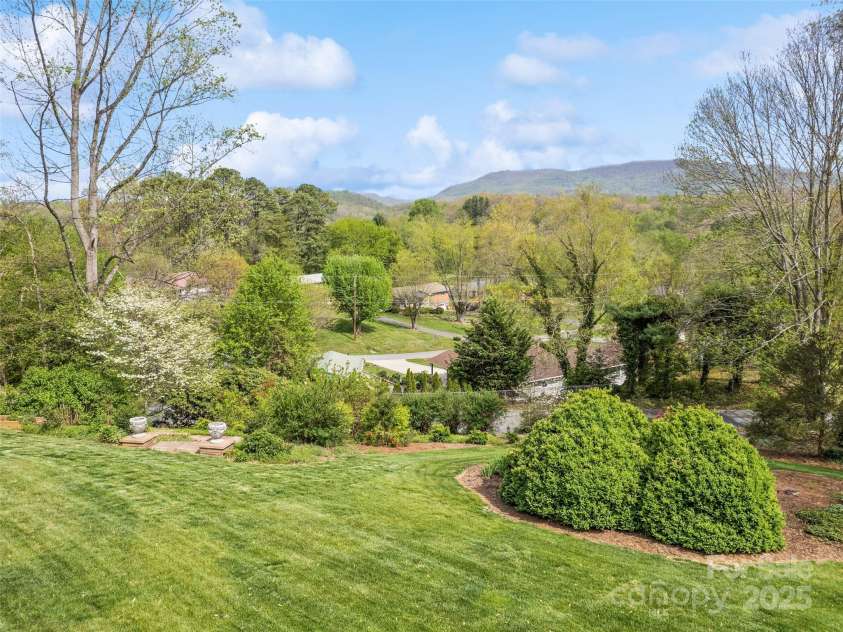 60 Club Knoll Avenue, Waynesville, NC 28786.  MLS# CAR4250873, YatesRealty ID 13222. 