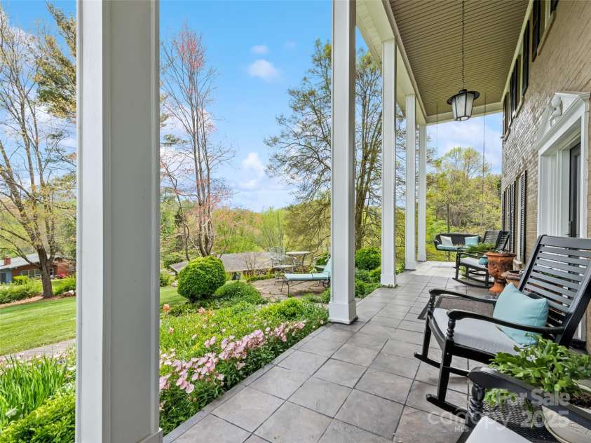 60 Club Knoll Avenue, Waynesville, NC 28786.  MLS# CAR4250873, YatesRealty ID 13222. 