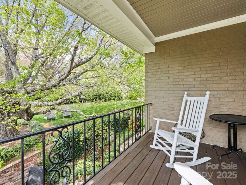 60 Club Knoll Avenue, Waynesville, NC 28786.  MLS# CAR4250873, YatesRealty ID 13222. 