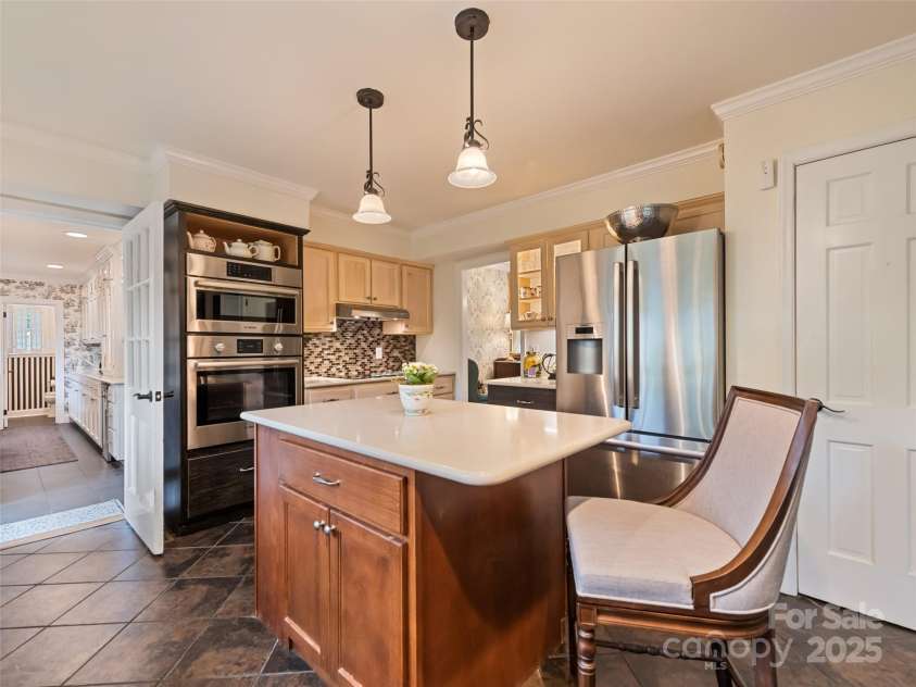 60 Club Knoll Avenue, Waynesville, NC 28786.  MLS# CAR4250873, YatesRealty ID 13222. 