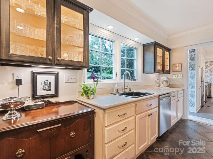 60 Club Knoll Avenue, Waynesville, NC 28786.  MLS# CAR4250873, YatesRealty ID 13222. 