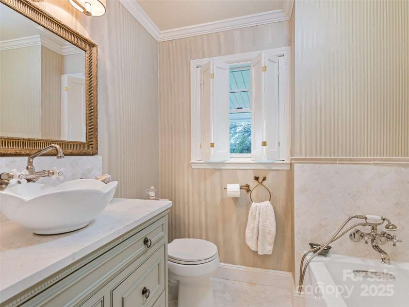 60 Club Knoll Avenue, Waynesville, NC 28786.  MLS# CAR4250873, YatesRealty ID 13222. 