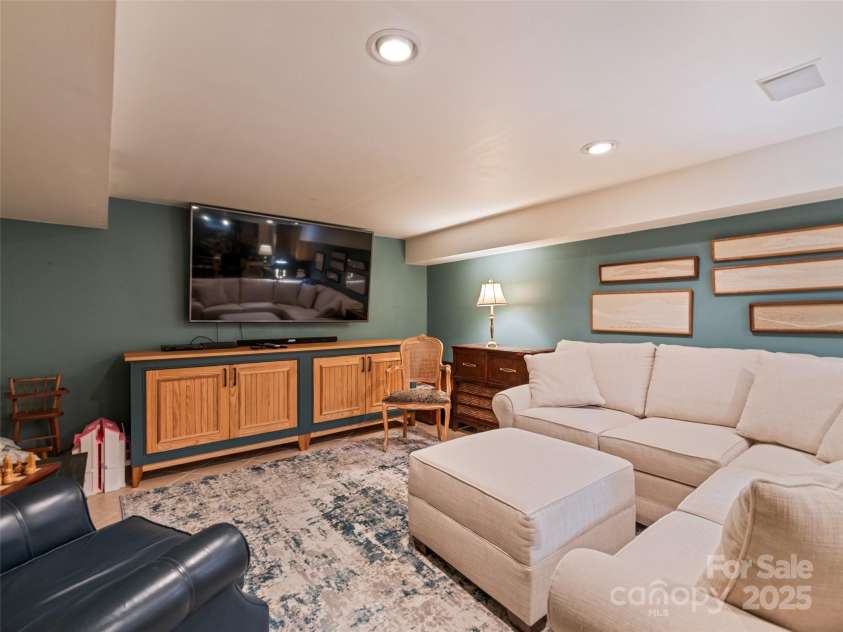 60 Club Knoll Avenue, Waynesville, NC 28786.  MLS# CAR4250873, YatesRealty ID 13222. 