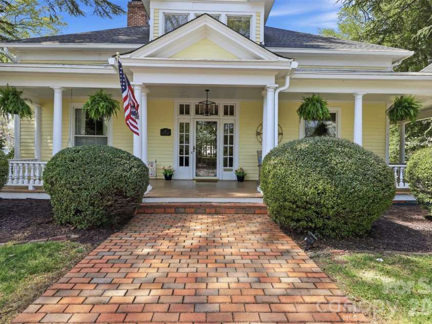 8 Vance Street, Lexington, NC 27292.  MLS# CAR4369214, YatesRealty ID 13224. 