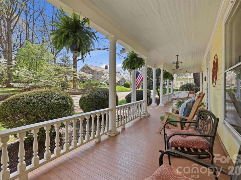 8 Vance Street, Lexington, NC 27292.  MLS# CAR4369214, YatesRealty ID 13224. 