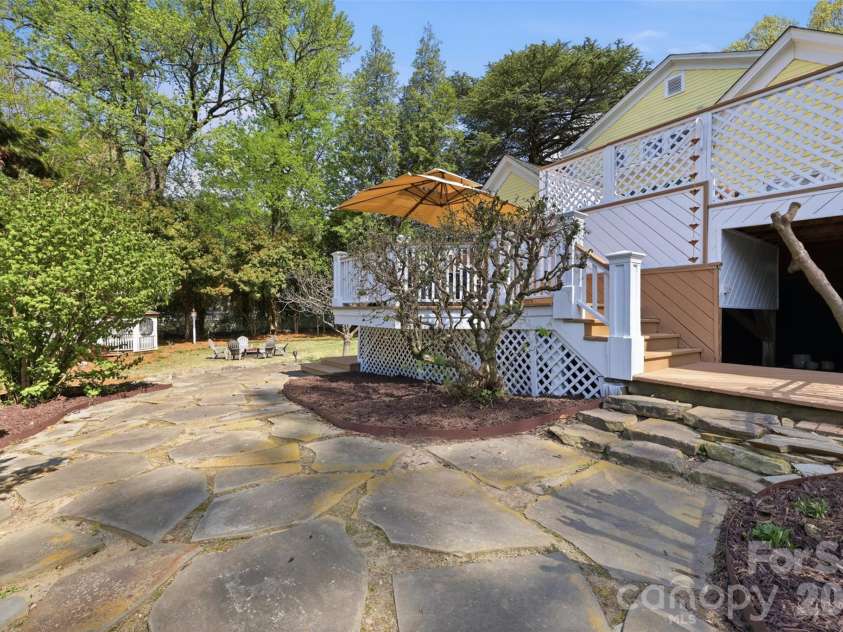 8 Vance Street, Lexington, NC 27292.  MLS# CAR4369214, YatesRealty ID 13224. 
