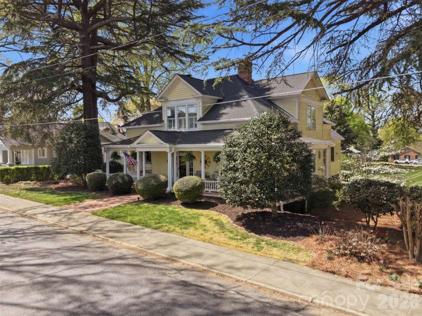 8 Vance Street, Lexington, NC 27292.  MLS# CAR4369214, YatesRealty ID 13224. 