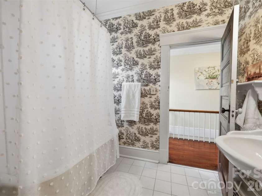 8 Vance Street, Lexington, NC 27292.  MLS# CAR4369214, YatesRealty ID 13224. 