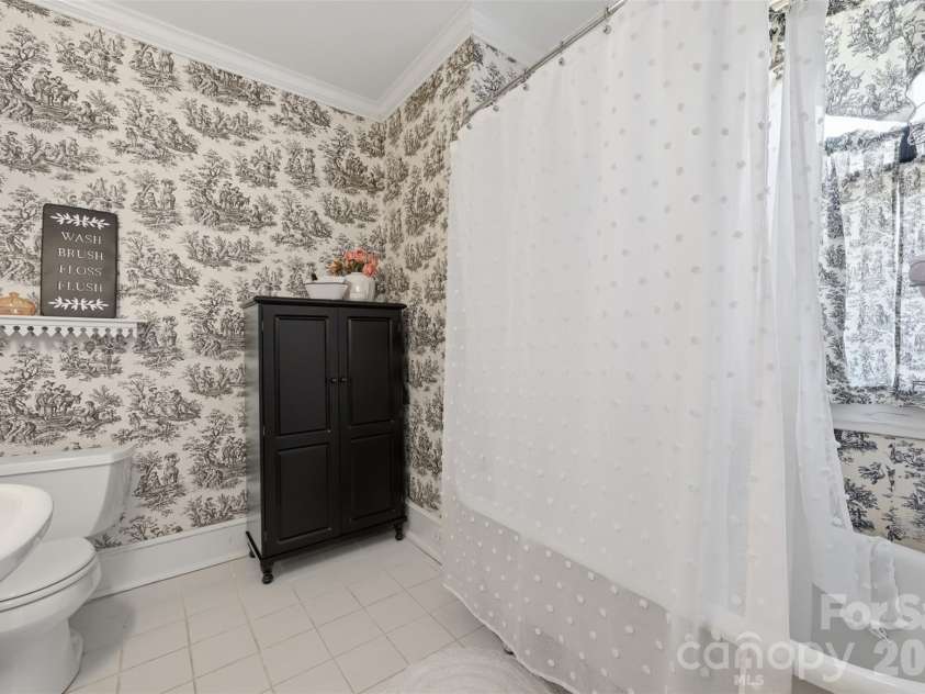 8 Vance Street, Lexington, NC 27292.  MLS# CAR4369214, YatesRealty ID 13224. Upstairs Bathroom