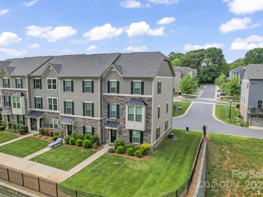 3003 Salix Bend Drive, Charlotte, NC 28205.  MLS# CAR4257314, YatesRealty ID 13225. 