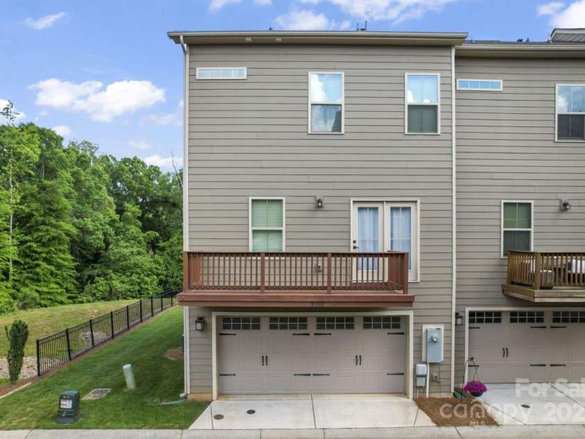 3003 Salix Bend Drive, Charlotte, NC 28205.  MLS# CAR4257314, YatesRealty ID 13225. 