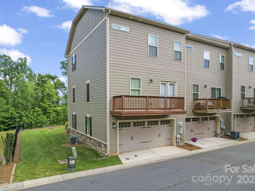 3003 Salix Bend Drive, Charlotte, NC 28205.  MLS# CAR4257314, YatesRealty ID 13225. 