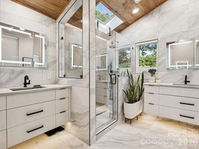 438 Country Club Acres Drive, Shelby, NC 28150.  MLS# CAR4356348, YatesRealty ID 13225. Primary Bathroom