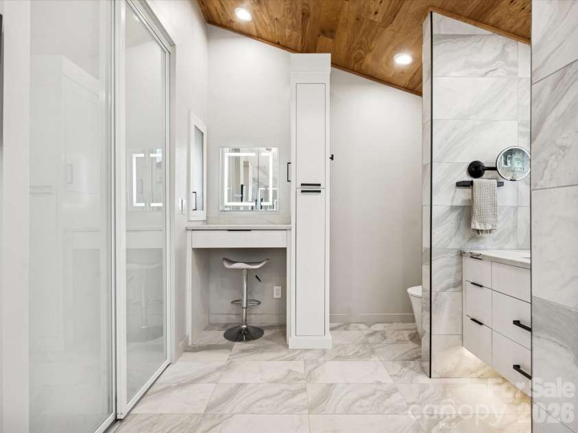 438 Country Club Acres Drive, Shelby, NC 28150.  MLS# CAR4356348, YatesRealty ID 13225. Primary Bathroom