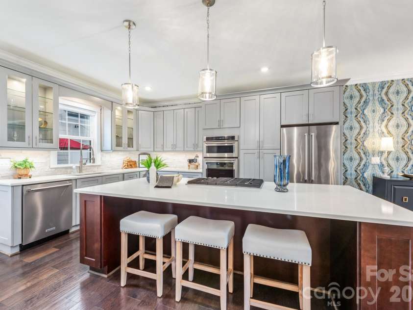 541 Griffith Village Lane, Davidson, NC 28036.  MLS# CAR4346354, YatesRealty ID 13227. Breakfast bar
