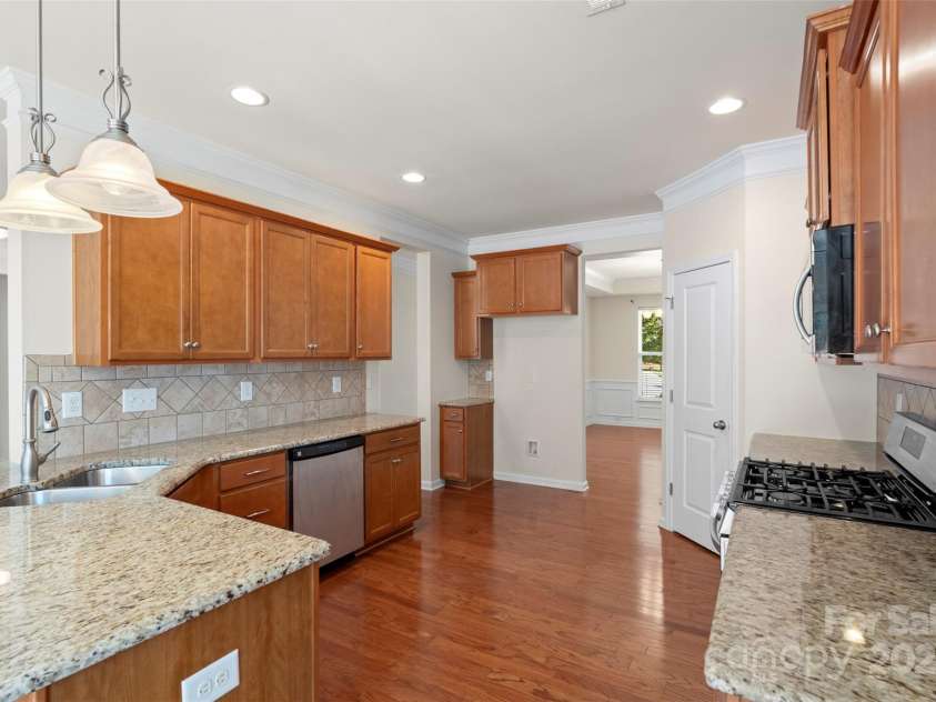 9230 Loch Glen Way, Charlotte, NC 28278.  MLS# CAR4257921, YatesRealty ID 13227. 