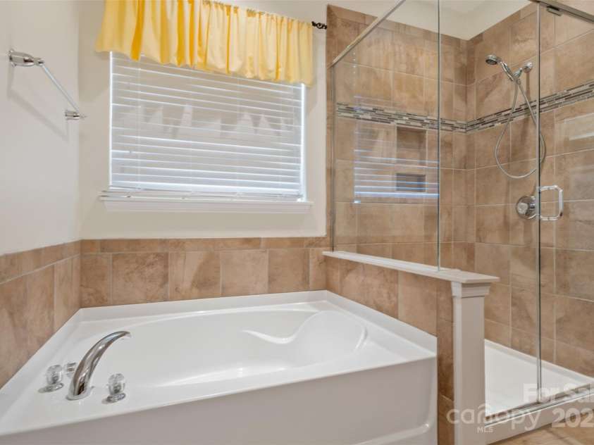 9230 Loch Glen Way, Charlotte, NC 28278.  MLS# CAR4257921, YatesRealty ID 13227. 