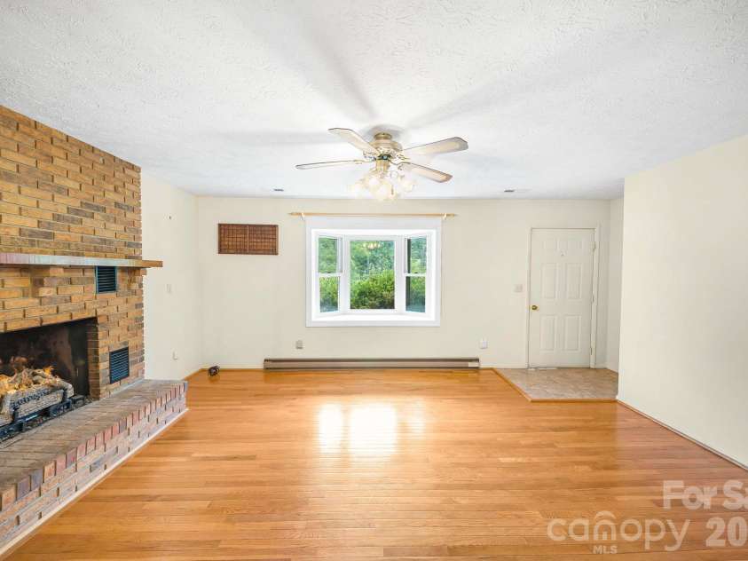 25 Mezzo Cove, Asheville, NC 28804.  MLS# CAR4308363, YatesRealty ID 13232. 