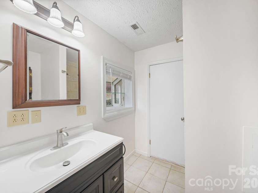 25 Mezzo Cove, Asheville, NC 28804.  MLS# CAR4308363, YatesRealty ID 13232. 