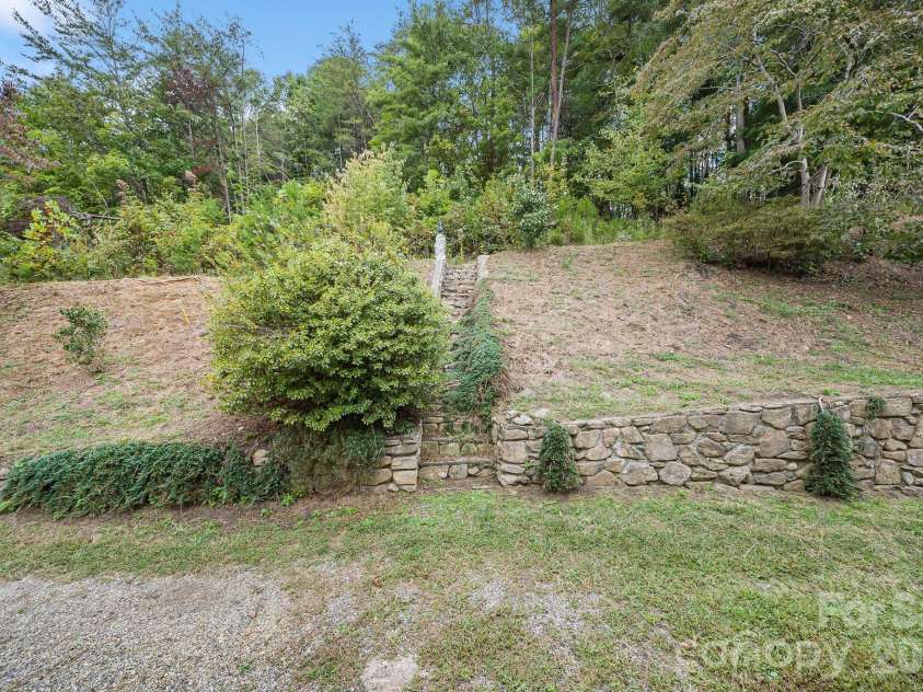 25 Mezzo Cove, Asheville, NC 28804.  MLS# CAR4308363, YatesRealty ID 13232. Backyard