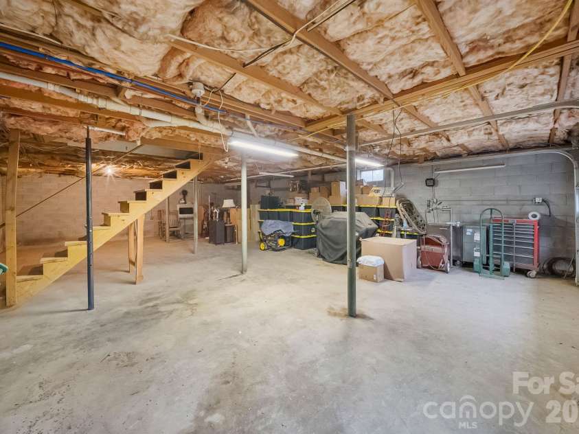 25 Mezzo Cove, Asheville, NC 28804.  MLS# CAR4308363, YatesRealty ID 13232. Basement garage