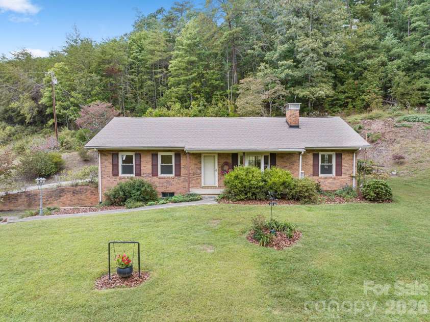 25 Mezzo Cove, Asheville, NC 28804.  MLS# CAR4308363, YatesRealty ID 13232. Classic brick ranch