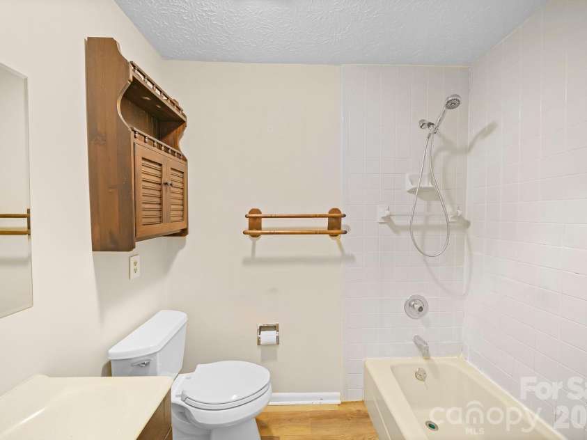 25 Mezzo Cove, Asheville, NC 28804.  MLS# CAR4308363, YatesRealty ID 13232. Full bathroom