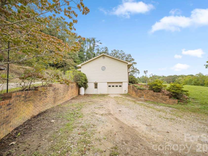 25 Mezzo Cove, Asheville, NC 28804.  MLS# CAR4308363, YatesRealty ID 13232. Garage and lots of parking 
