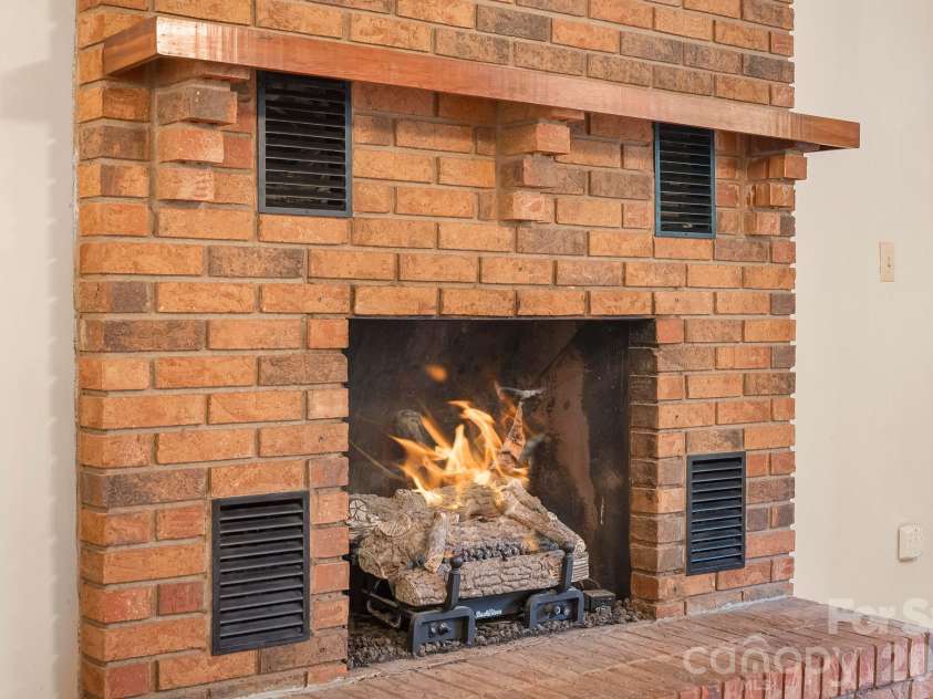 25 Mezzo Cove, Asheville, NC 28804.  MLS# CAR4308363, YatesRealty ID 13232. Gas fireplace
