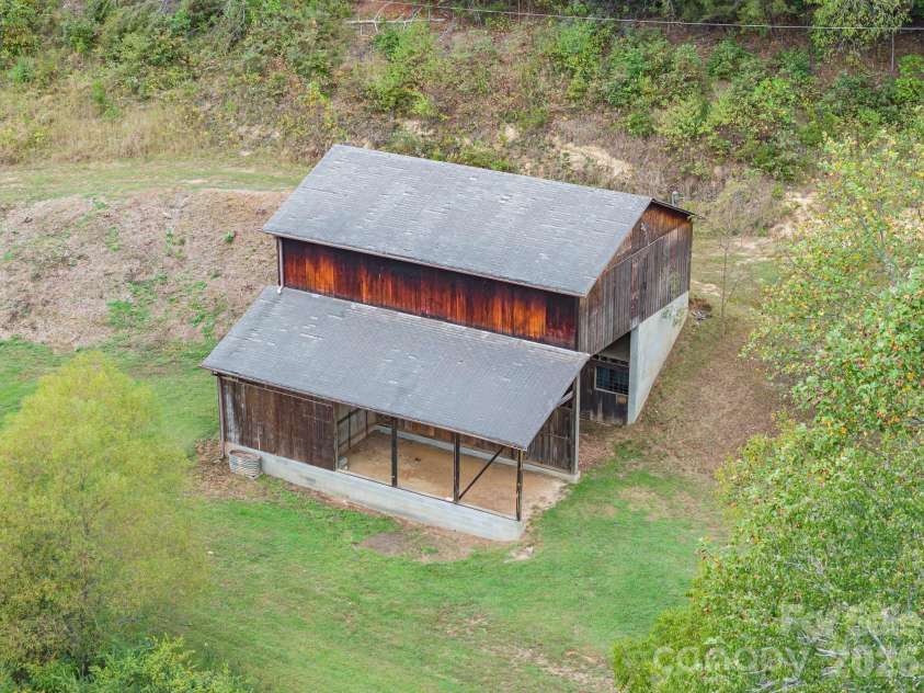 25 Mezzo Cove, Asheville, NC 28804.  MLS# CAR4308363, YatesRealty ID 13232. Horse barn with power and water