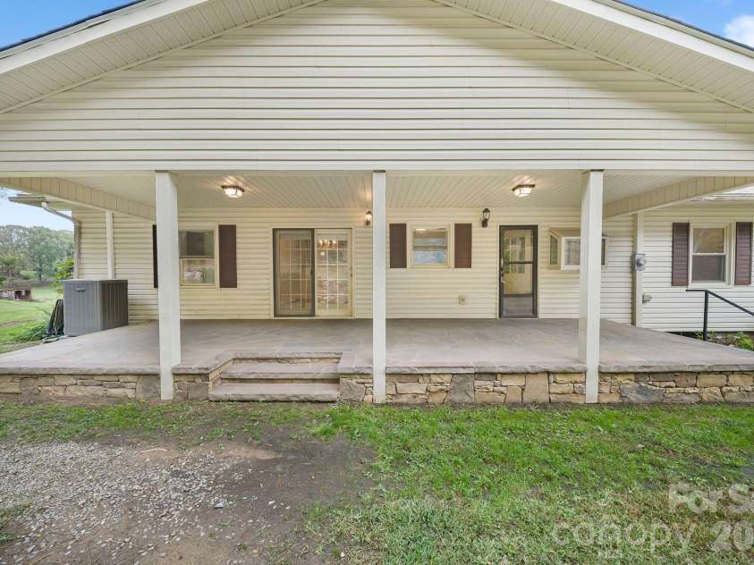 25 Mezzo Cove, Asheville, NC 28804.  MLS# CAR4308363, YatesRealty ID 13232. Huge back covered patio