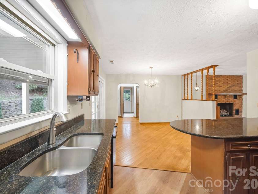 25 Mezzo Cove, Asheville, NC 28804.  MLS# CAR4308363, YatesRealty ID 13232. Kitchen into dining space