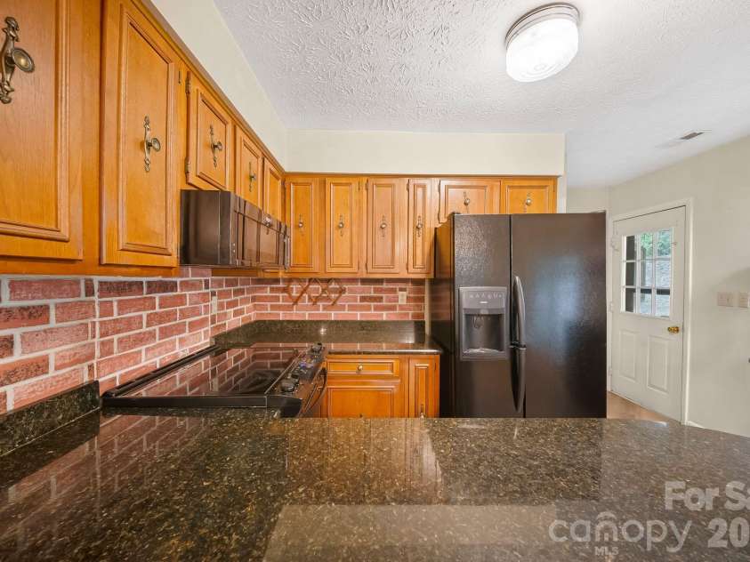 25 Mezzo Cove, Asheville, NC 28804.  MLS# CAR4308363, YatesRealty ID 13232. Kitchen with granite countertops