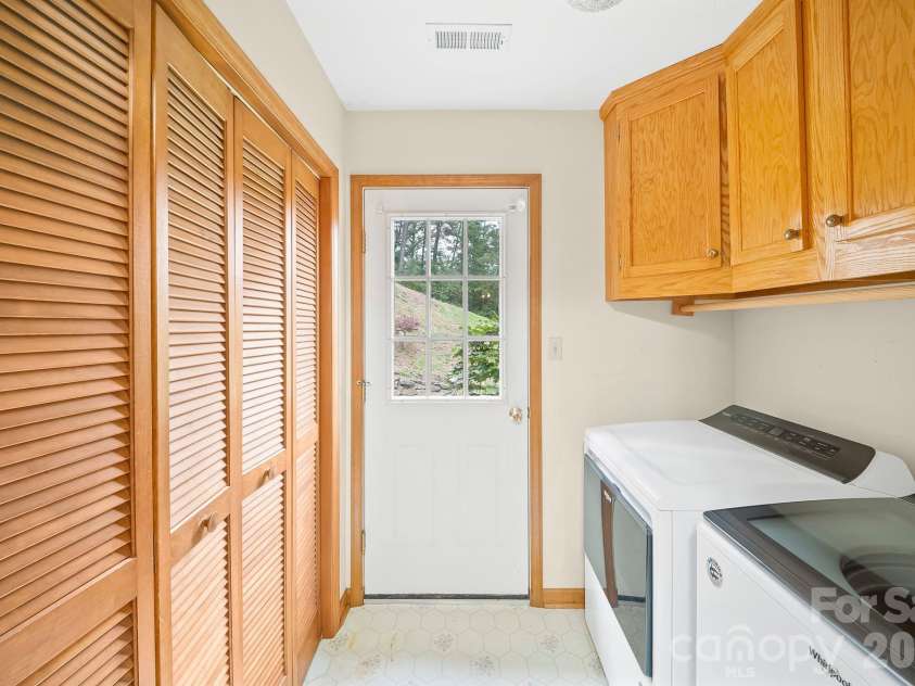 25 Mezzo Cove, Asheville, NC 28804.  MLS# CAR4308363, YatesRealty ID 13232. Laundry room off kitchen