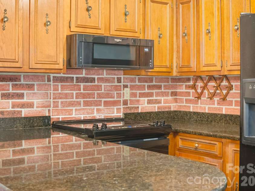 25 Mezzo Cove, Asheville, NC 28804.  MLS# CAR4308363, YatesRealty ID 13232. New kitchen appliances